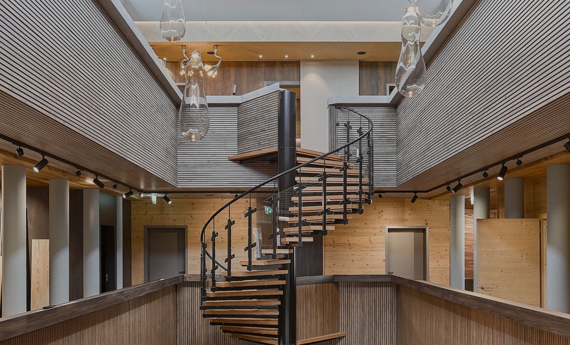 Modernes Interieur mit Holztreppe und Wandverkleidung.